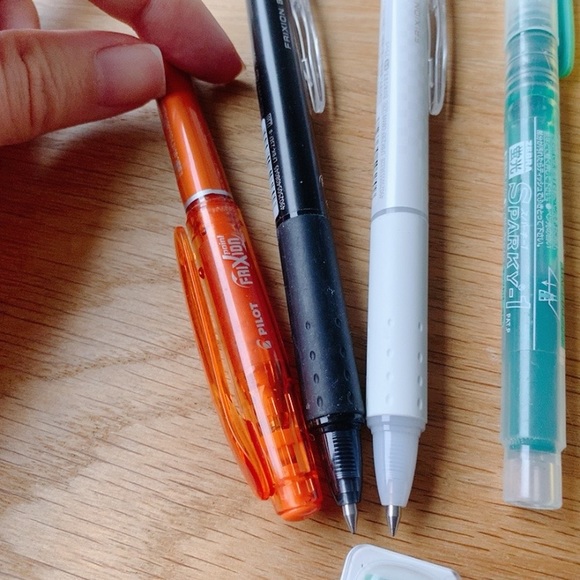 Pilot FriXion Ball Clicker Pen, Big Fluorescent Pen, staple page flags - Picture 3 of 8